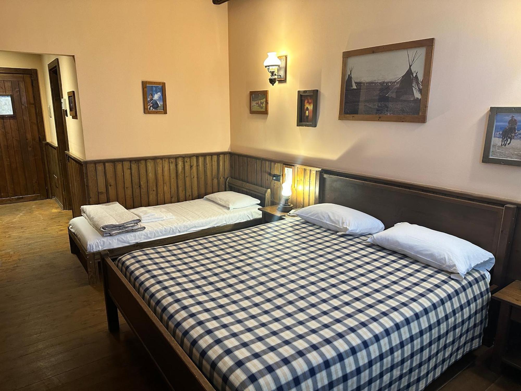 Cowboys Guest Ranch Hotel Voghera Bagian luar foto