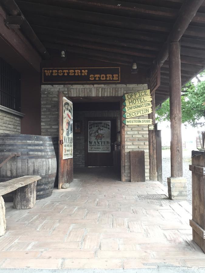 Cowboys Guest Ranch Hotel Voghera Bagian luar foto