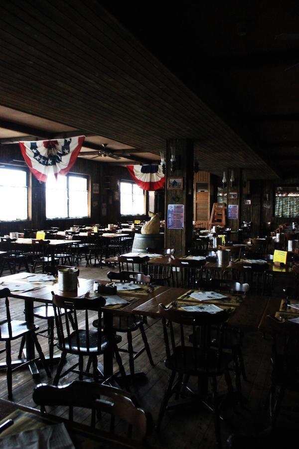 Cowboys Guest Ranch Hotel Voghera Bagian luar foto