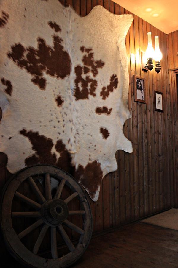 Cowboys Guest Ranch Hotel Voghera Bagian luar foto