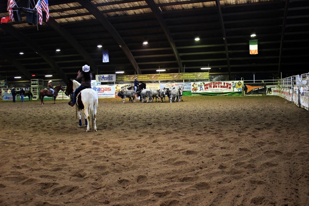Cowboys Guest Ranch Hotel Voghera Bagian luar foto